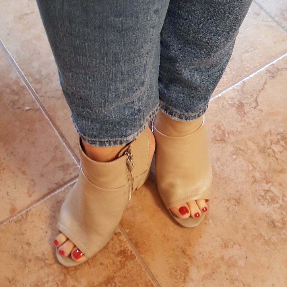 Dolce Vita  Taupe Leather Booties.